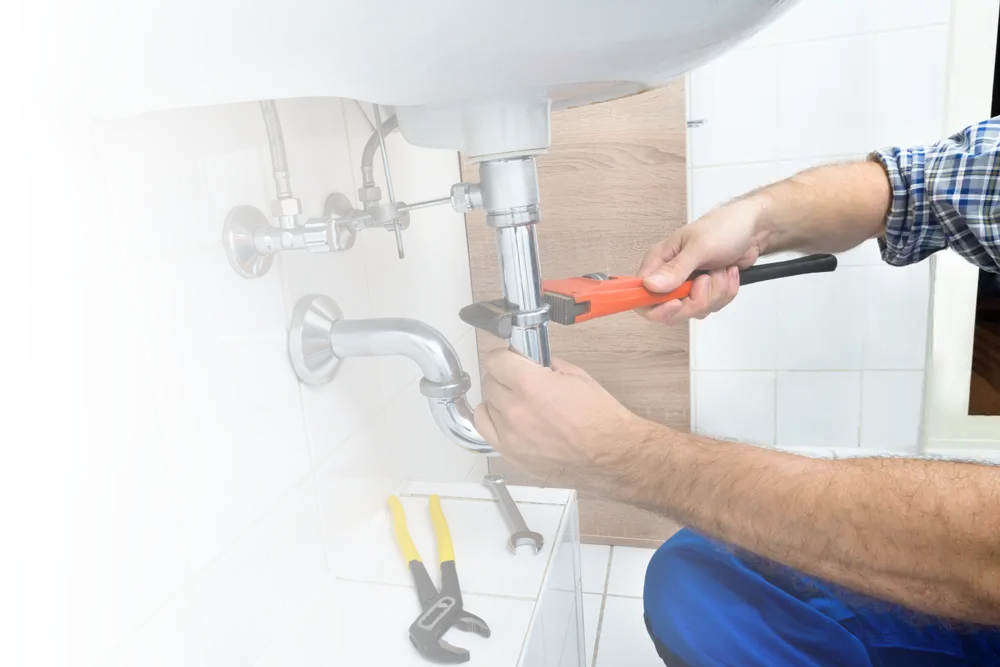 Fontanero arreglando desatasco de tubería en Soria